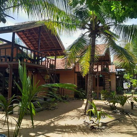 Golden Beach Chalets Arugam Bay Buitenkant foto