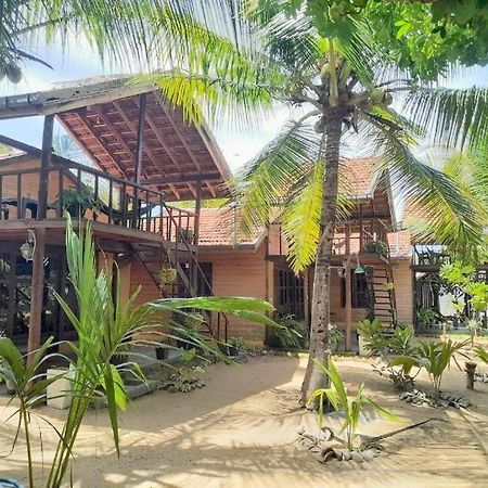Golden Beach Chalets Arugam Bay Buitenkant foto