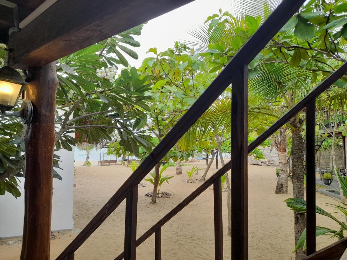 Golden Beach Chalets Arugam Bay Buitenkant foto