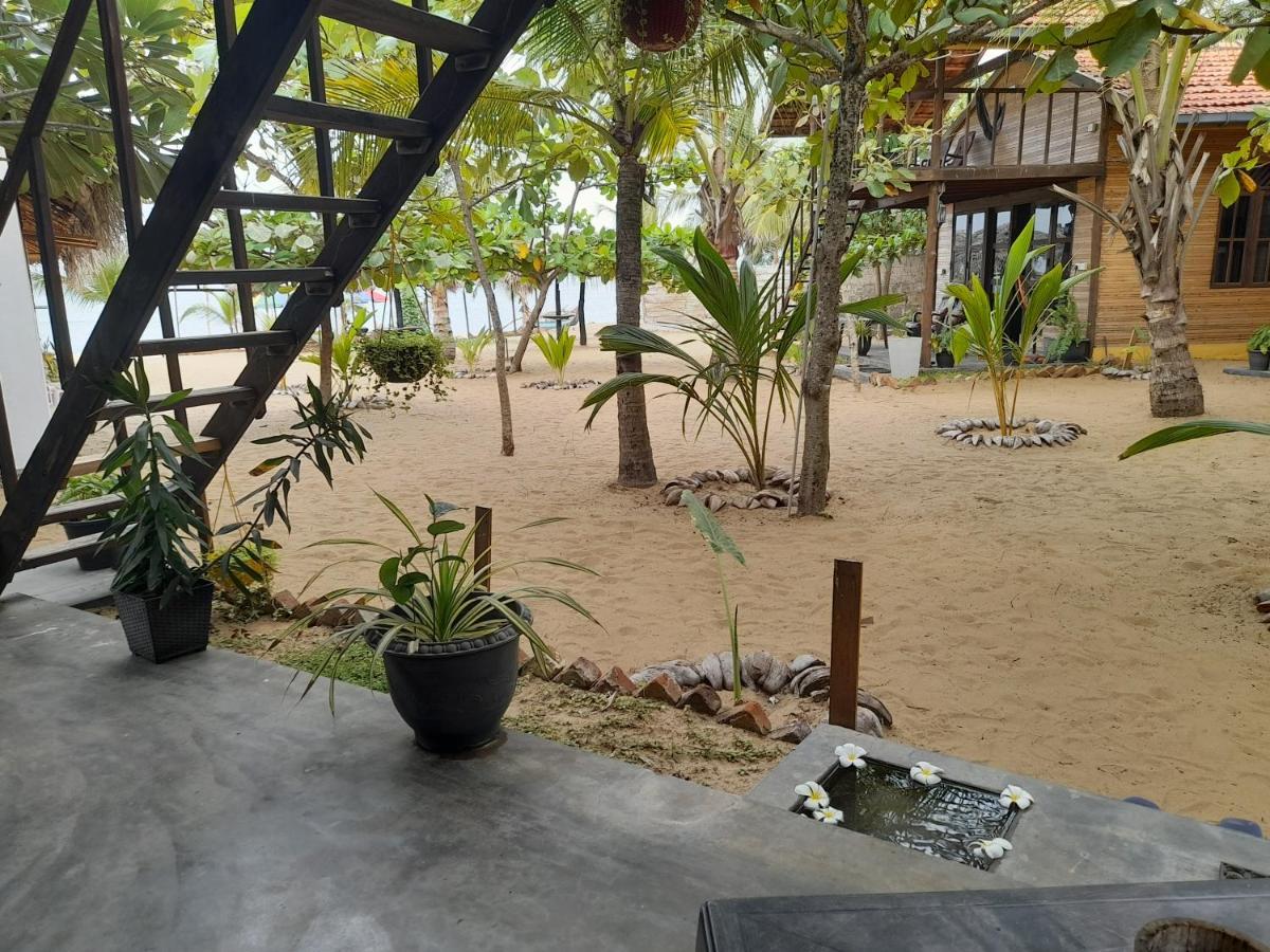 Golden Beach Chalets Arugam Bay Buitenkant foto