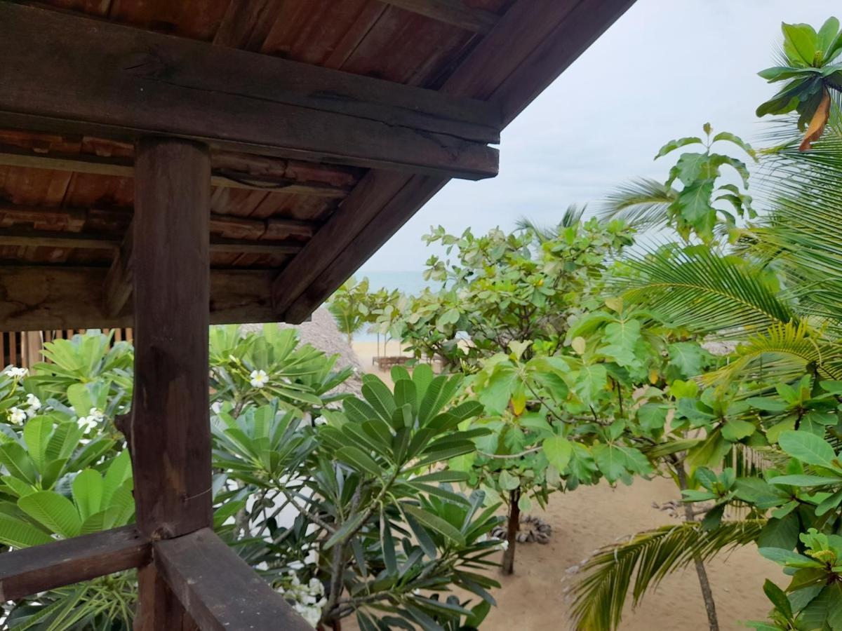 Golden Beach Chalets Arugam Bay Buitenkant foto