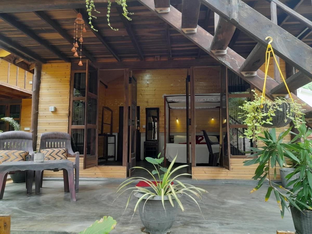 Golden Beach Chalets Arugam Bay Buitenkant foto