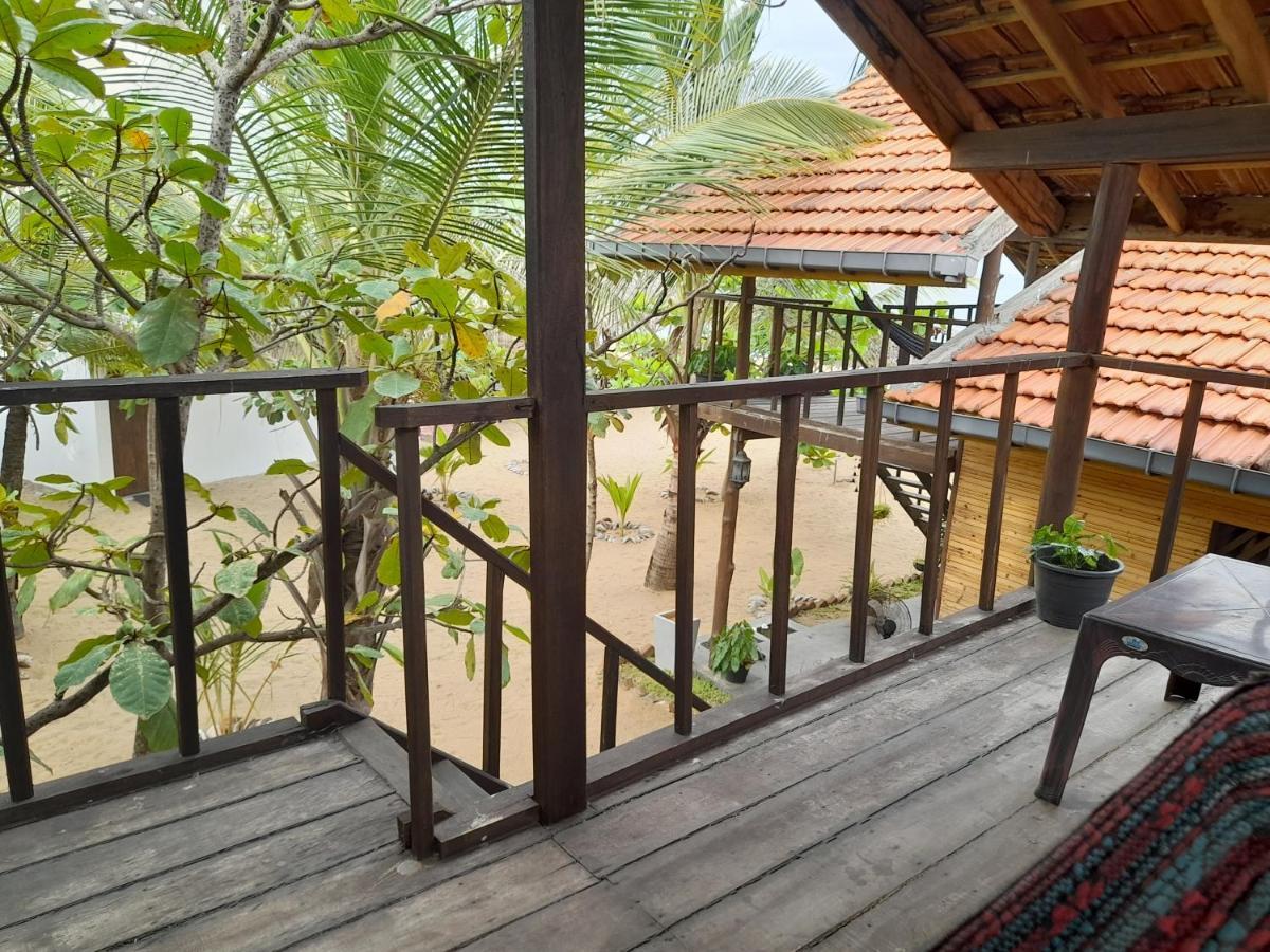Golden Beach Chalets Arugam Bay Buitenkant foto