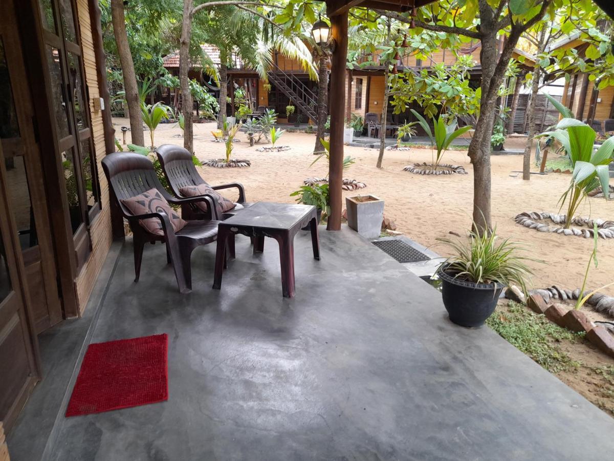 Golden Beach Chalets Arugam Bay Buitenkant foto