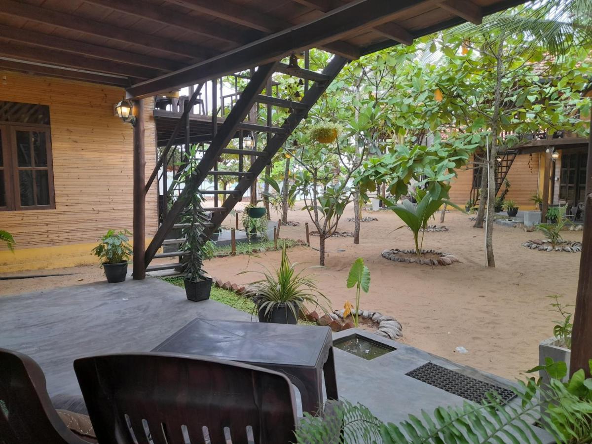 Golden Beach Chalets Arugam Bay Buitenkant foto