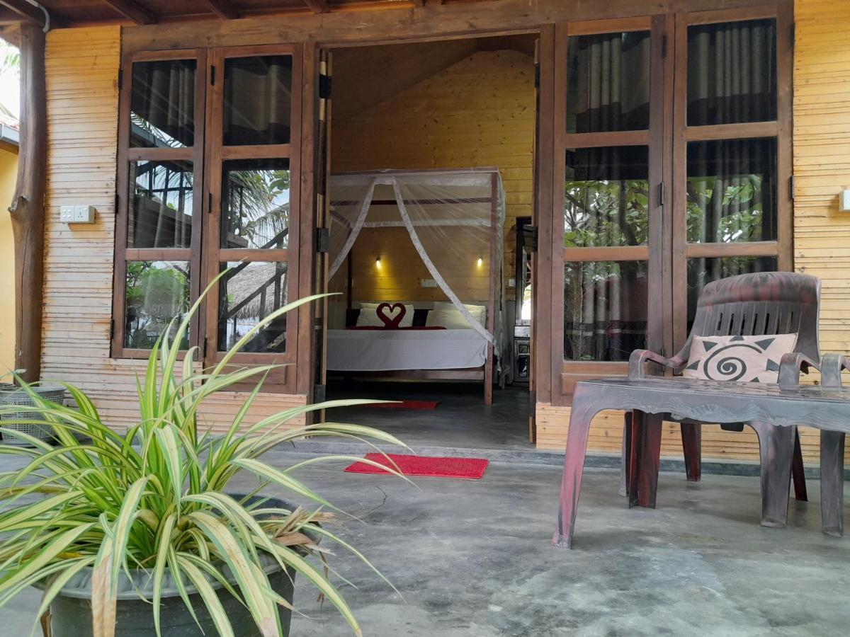 Golden Beach Chalets Arugam Bay Buitenkant foto