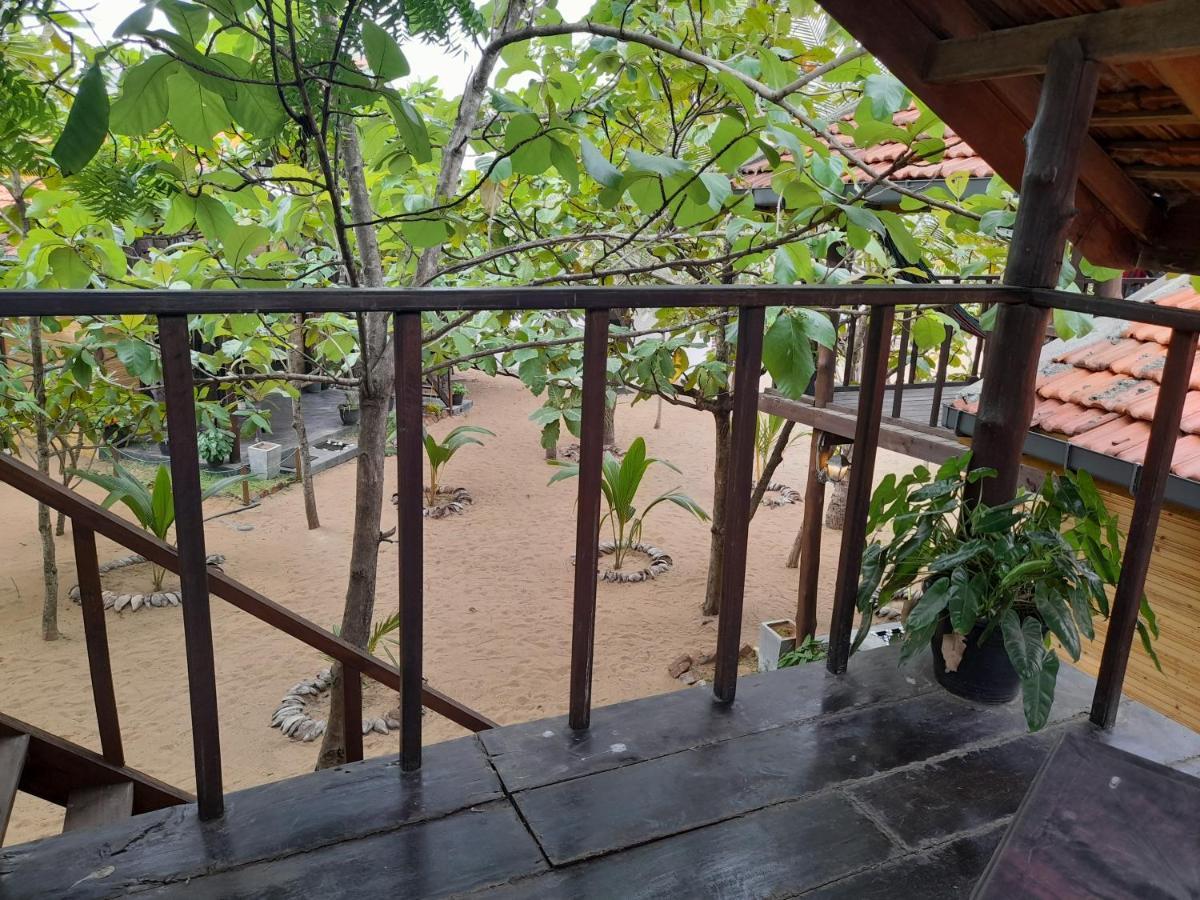 Golden Beach Chalets Arugam Bay Buitenkant foto