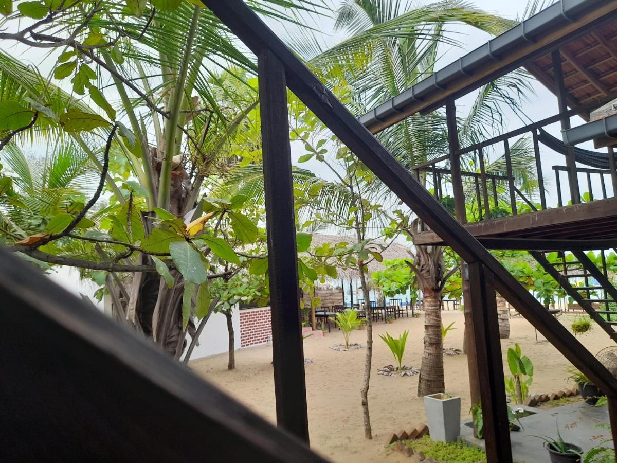 Golden Beach Chalets Arugam Bay Buitenkant foto
