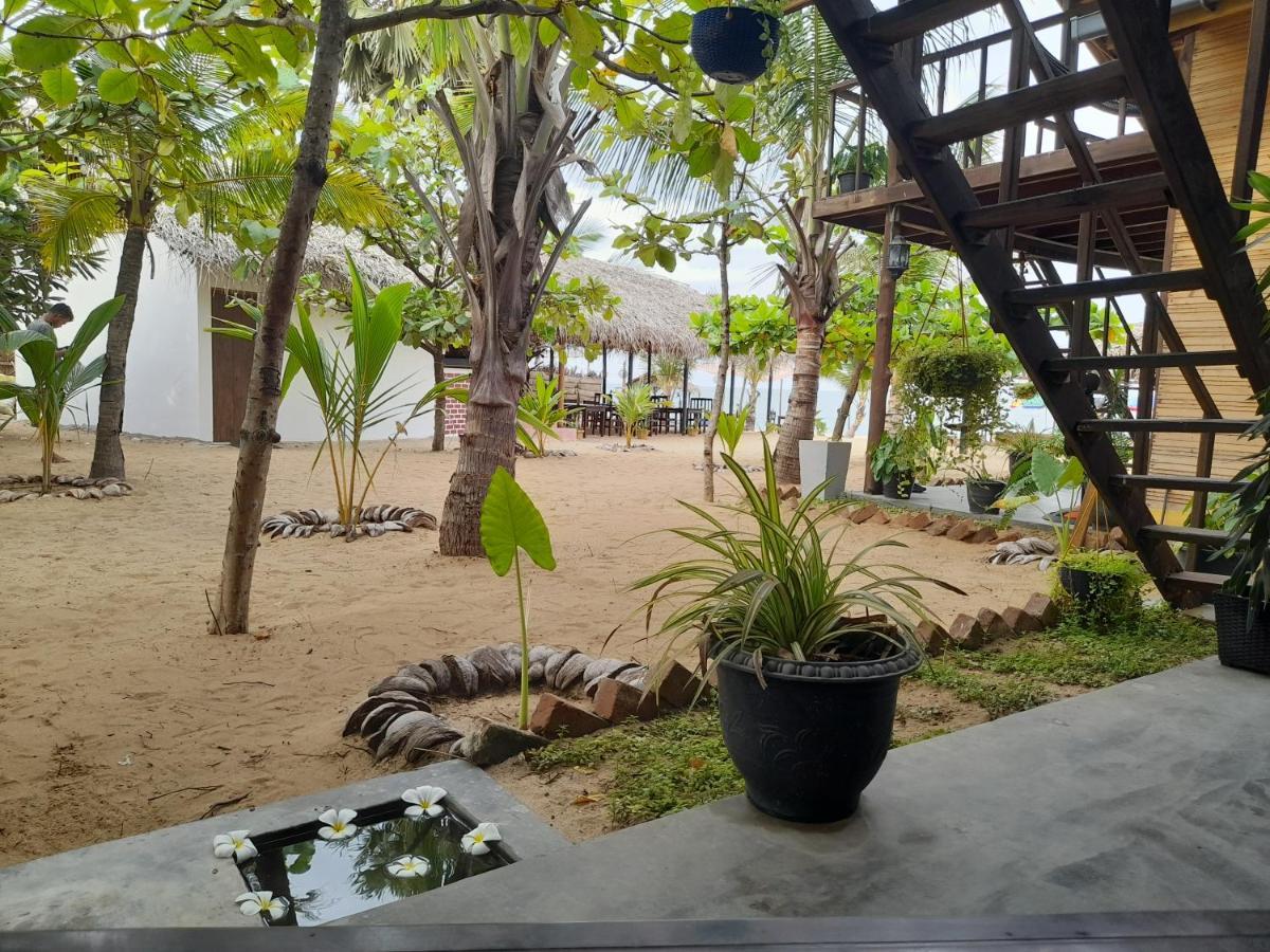 Golden Beach Chalets Arugam Bay Buitenkant foto