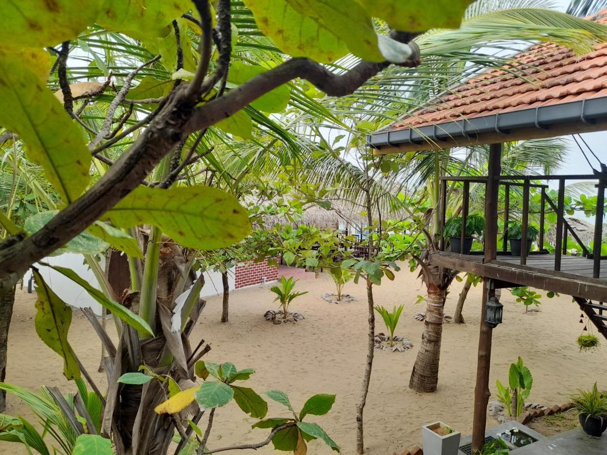 Golden Beach Chalets Arugam Bay Buitenkant foto