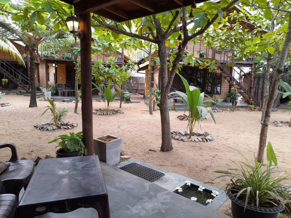 Golden Beach Chalets Arugam Bay Buitenkant foto