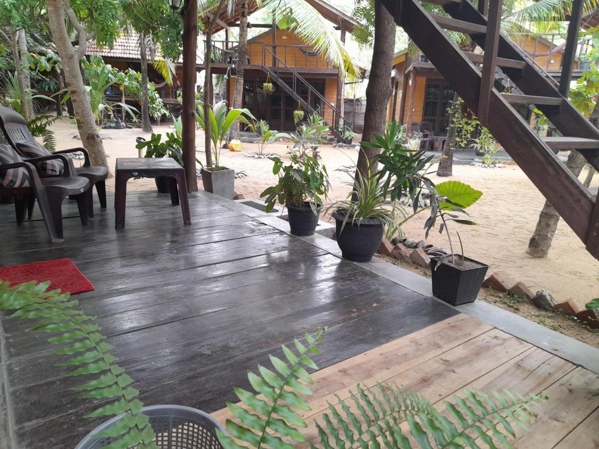 Golden Beach Chalets Arugam Bay Buitenkant foto