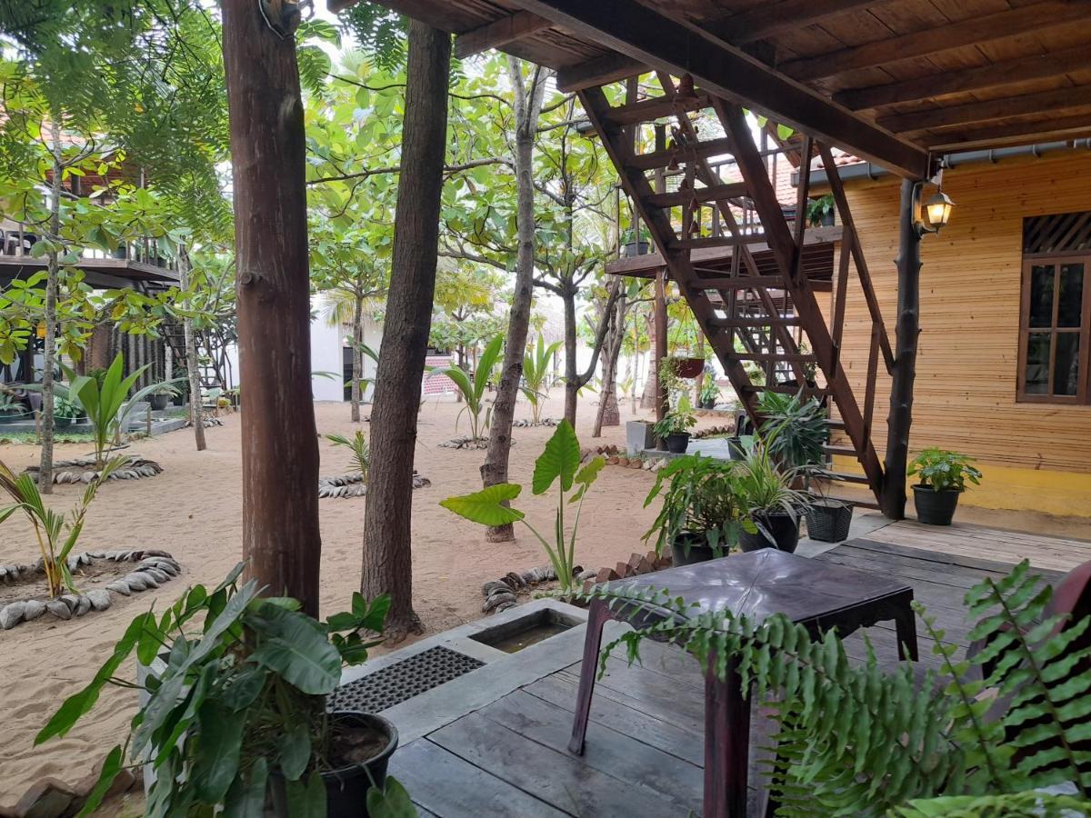 Golden Beach Chalets Arugam Bay Buitenkant foto
