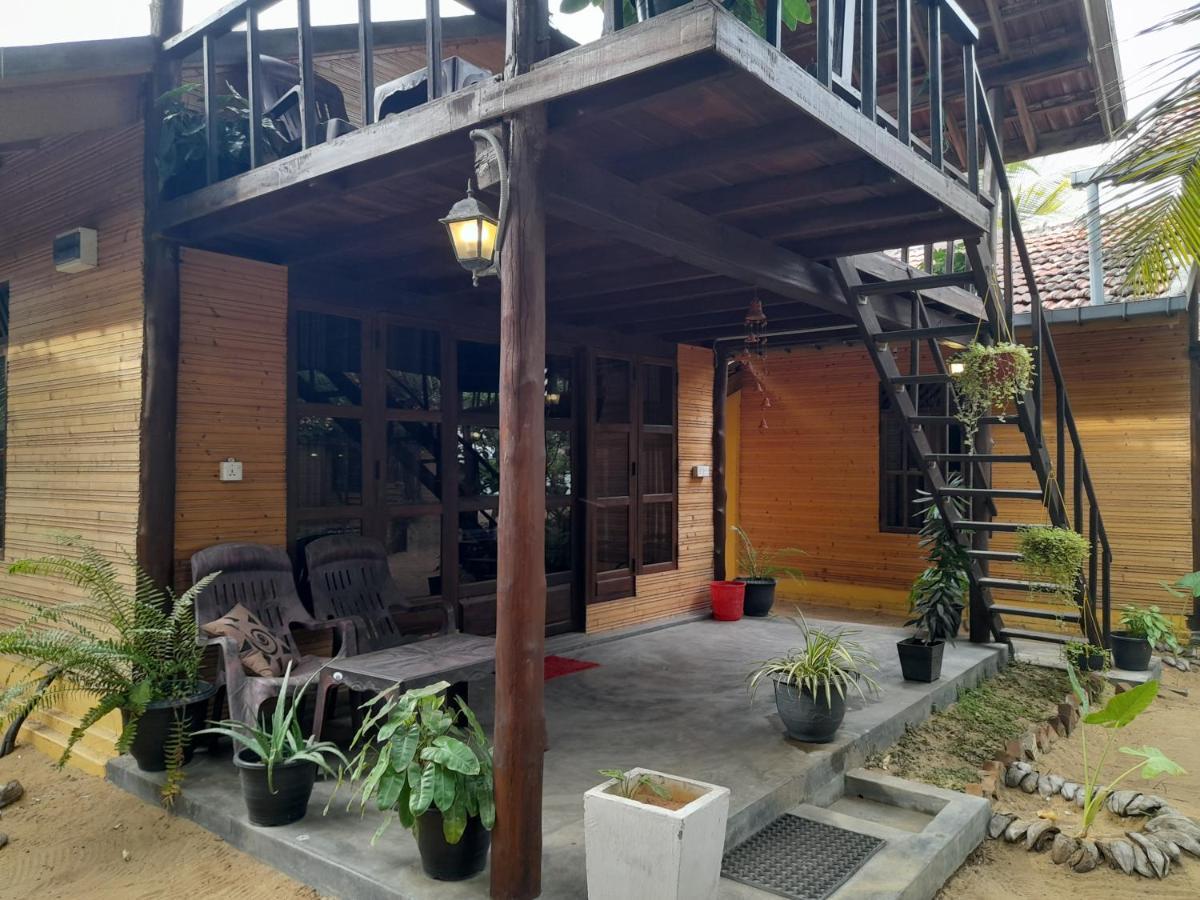 Golden Beach Chalets Arugam Bay Buitenkant foto