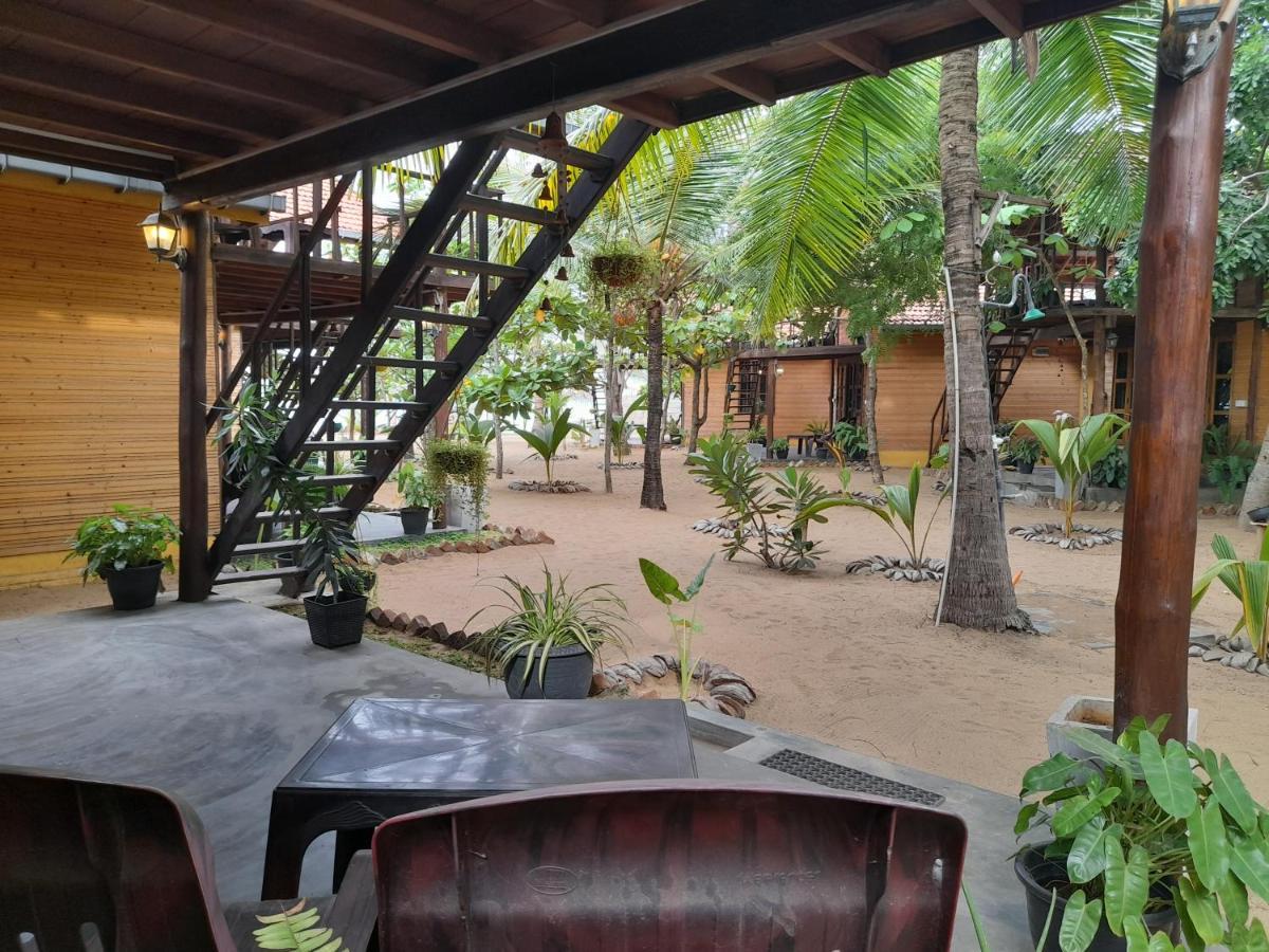 Golden Beach Chalets Arugam Bay Buitenkant foto