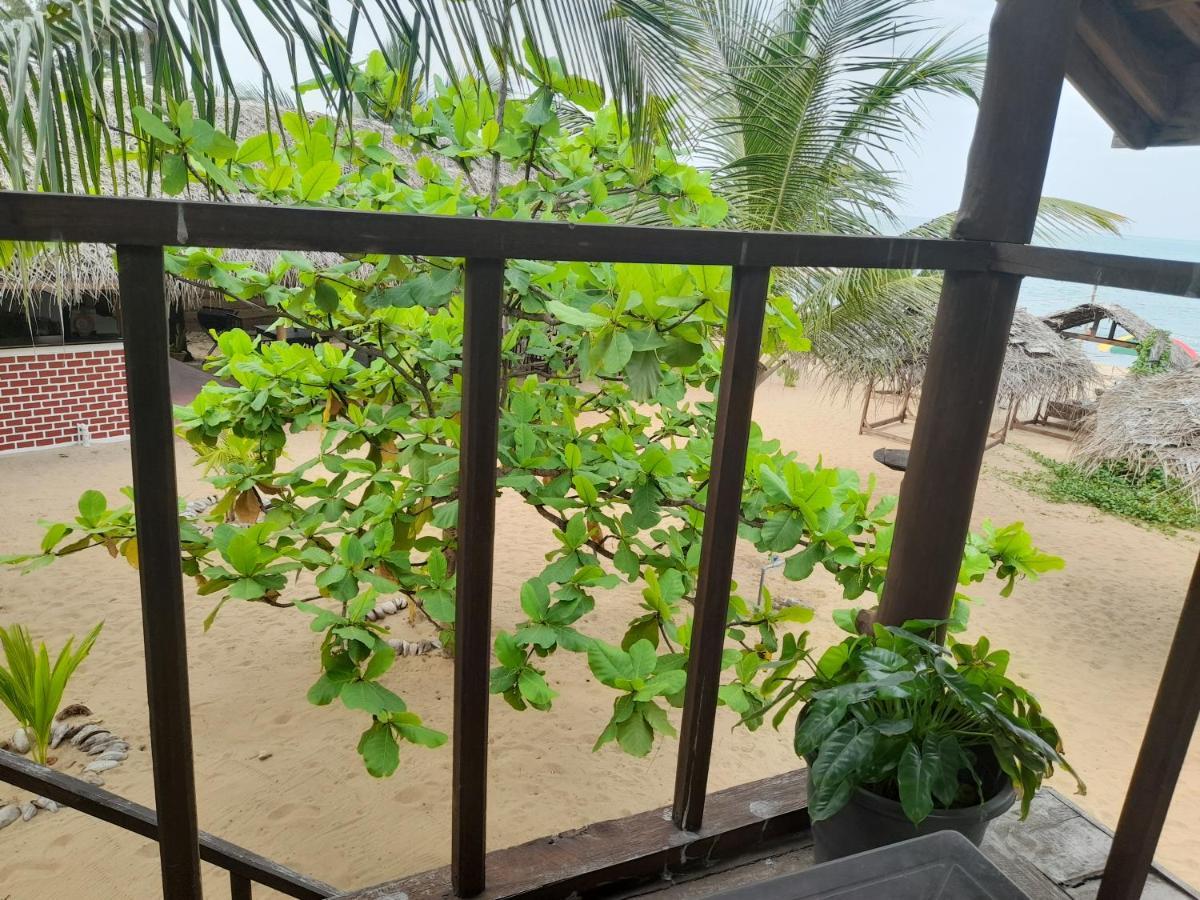 Golden Beach Chalets Arugam Bay Buitenkant foto