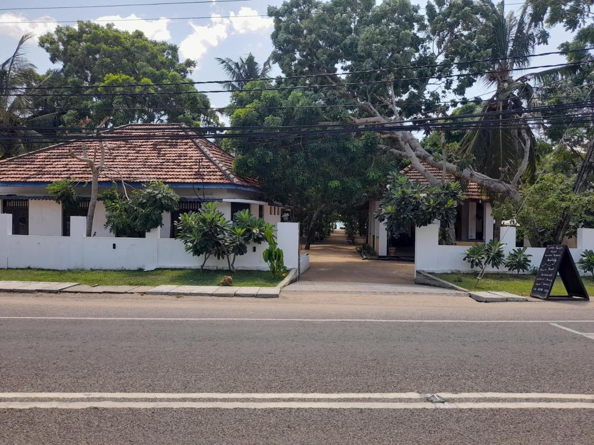 Golden Beach Chalets Arugam Bay Buitenkant foto