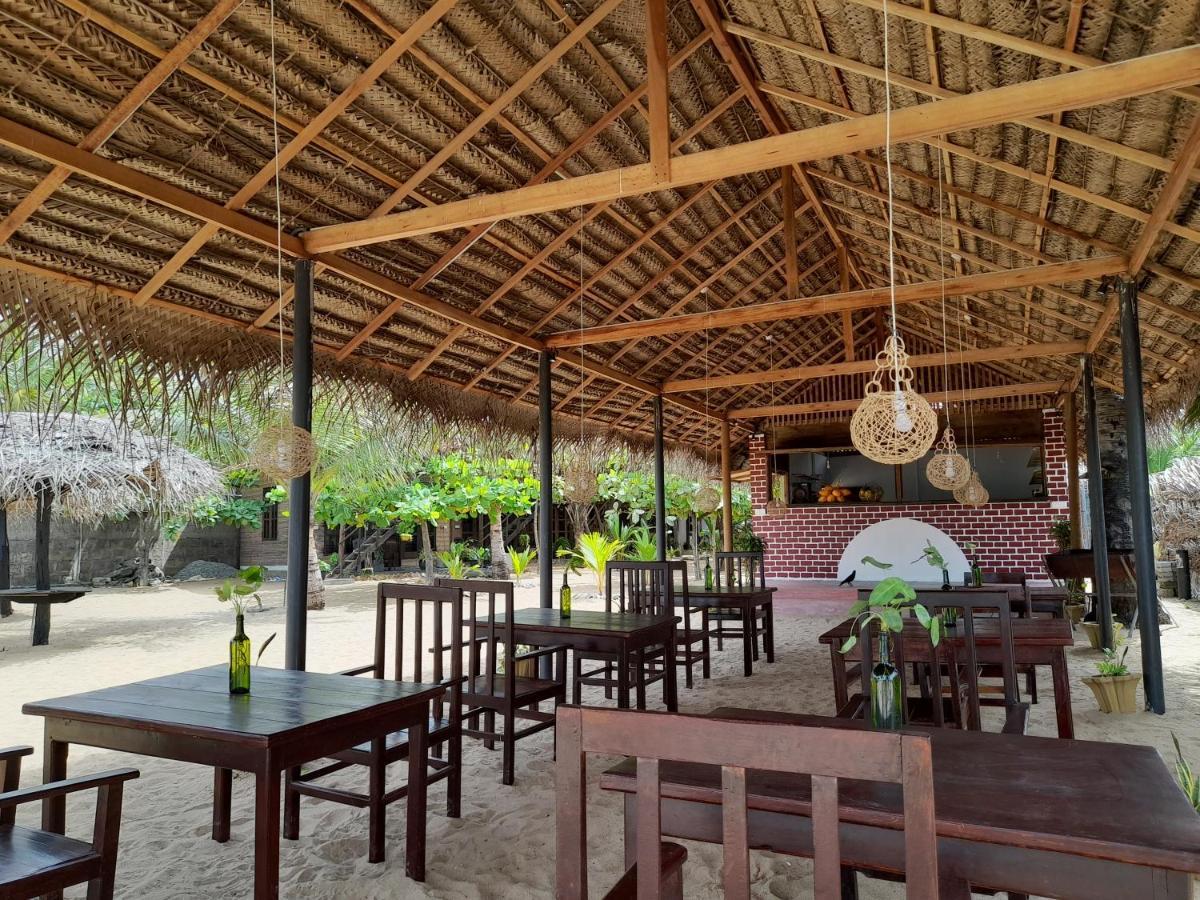 Golden Beach Chalets Arugam Bay Buitenkant foto