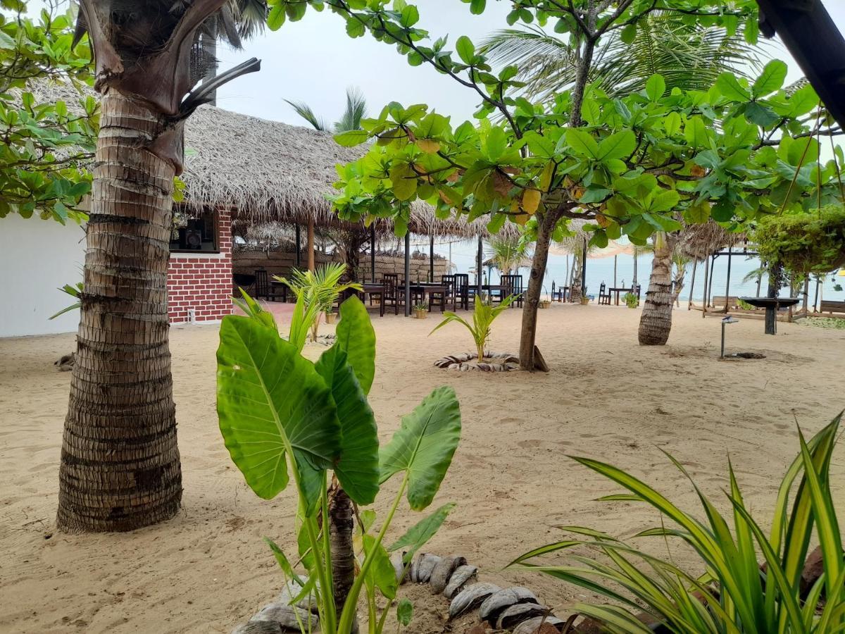 Golden Beach Chalets Arugam Bay Buitenkant foto