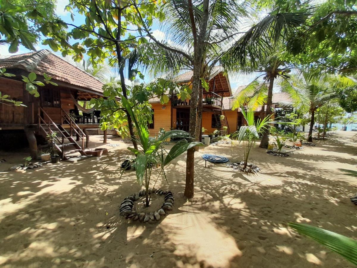 Golden Beach Chalets Arugam Bay Buitenkant foto
