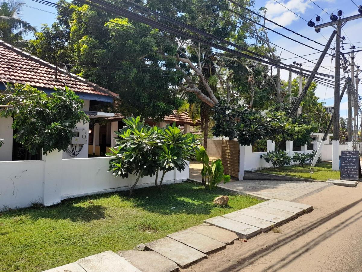 Golden Beach Chalets Arugam Bay Buitenkant foto