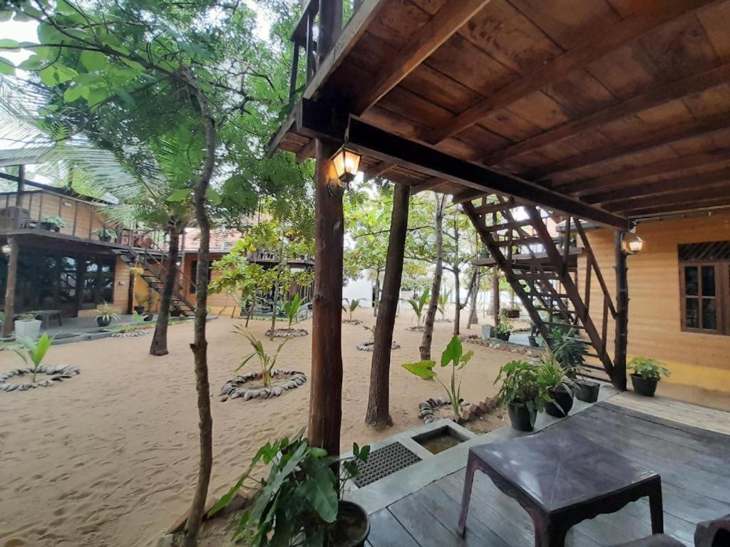 Golden Beach Chalets Arugam Bay Buitenkant foto