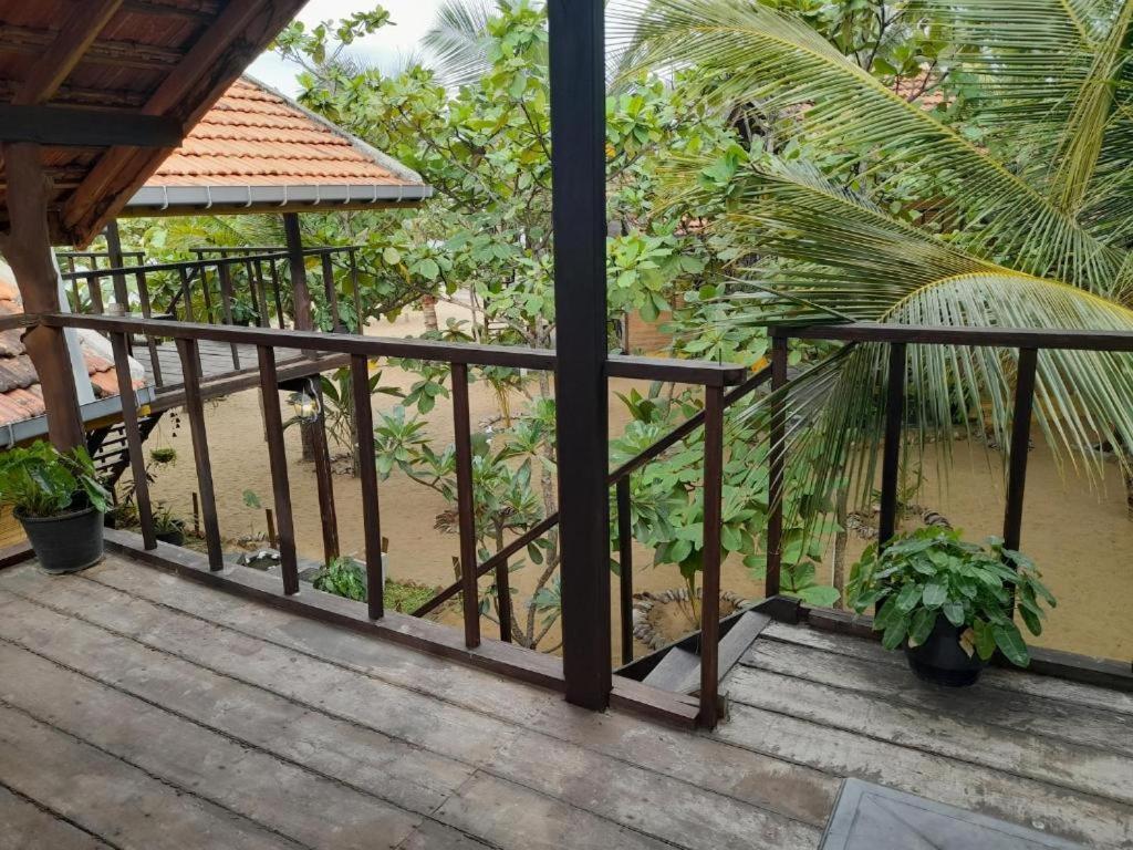 Golden Beach Chalets Arugam Bay Buitenkant foto