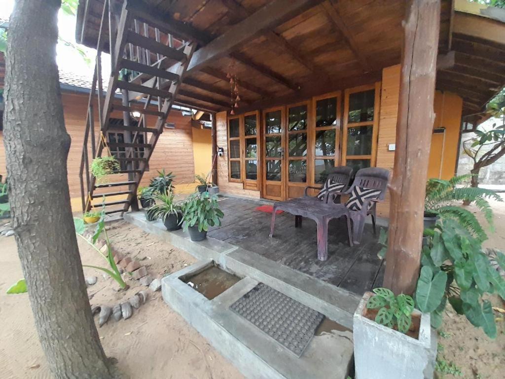 Golden Beach Chalets Arugam Bay Buitenkant foto