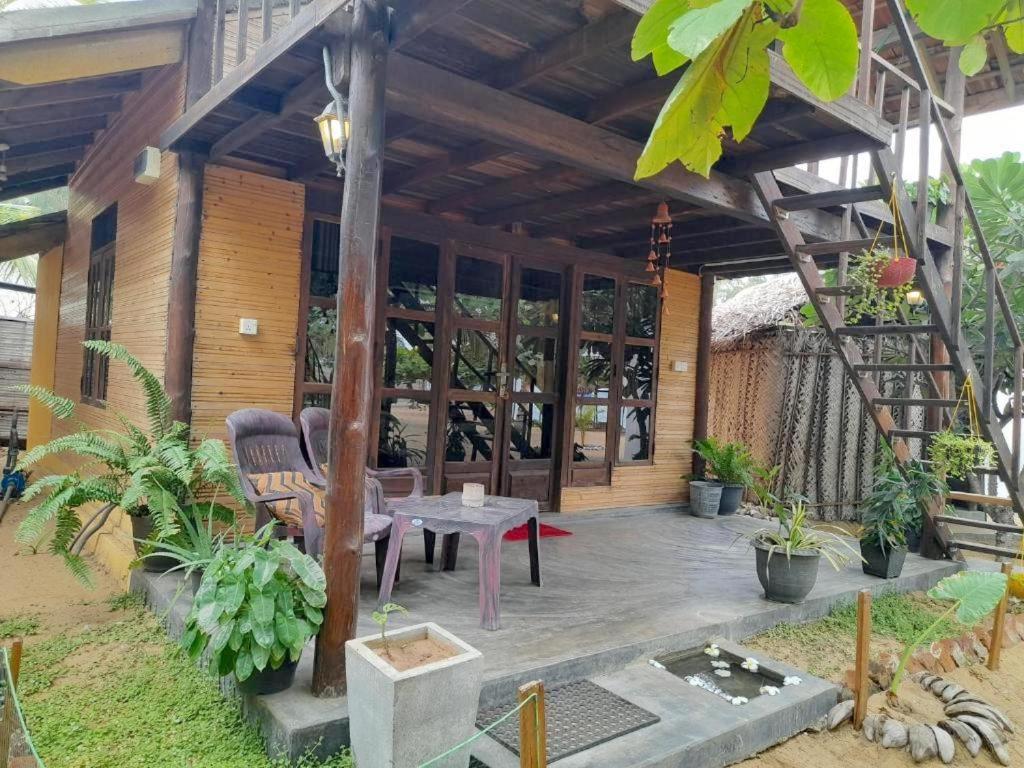 Golden Beach Chalets Arugam Bay Buitenkant foto