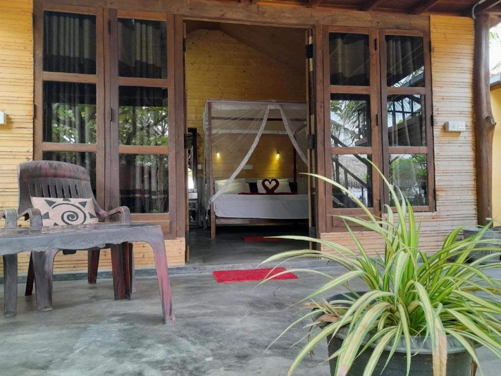 Golden Beach Chalets Arugam Bay Buitenkant foto